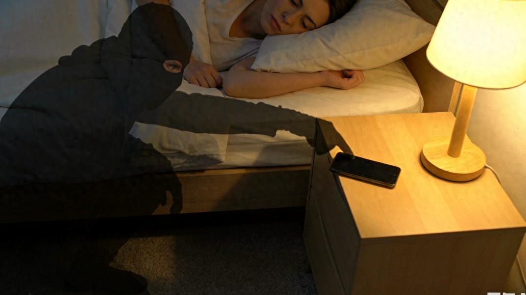 太吓人了！女子凌晨迷迷糊糊醒来，看到一个蒙面小偷趴床边偷窃！女子怕小偷对自己造成