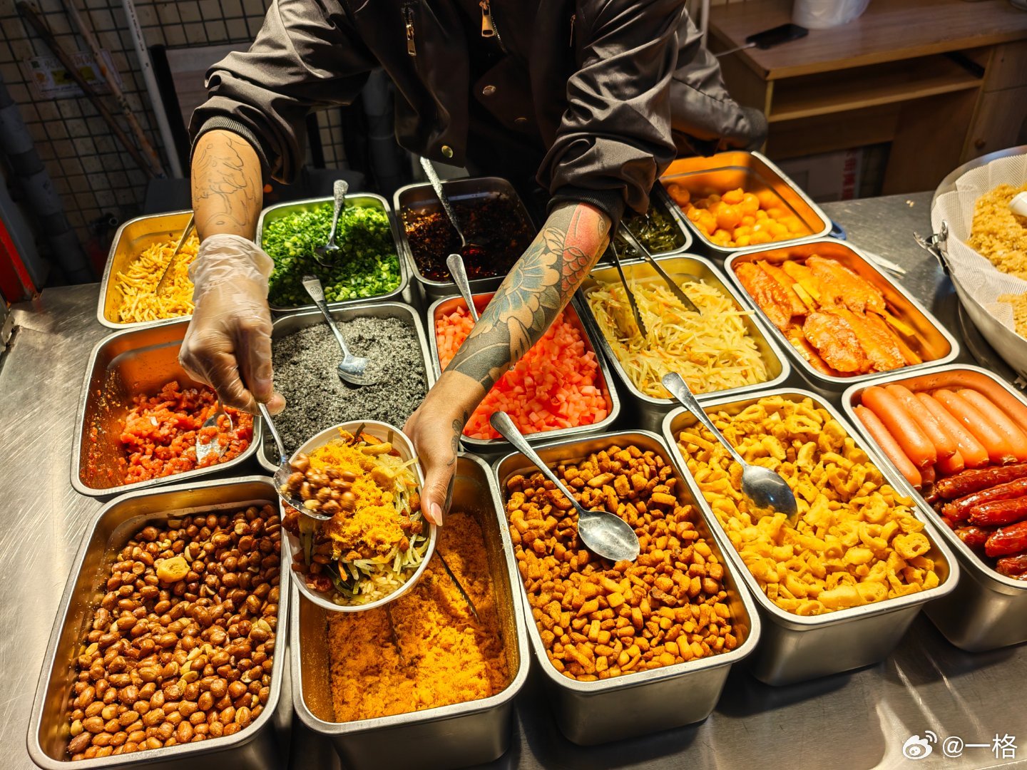 来学校门口找吃的十三块满满当当的糯米饭还行，麻辣烫本来也还行，但老板打包是装塑料