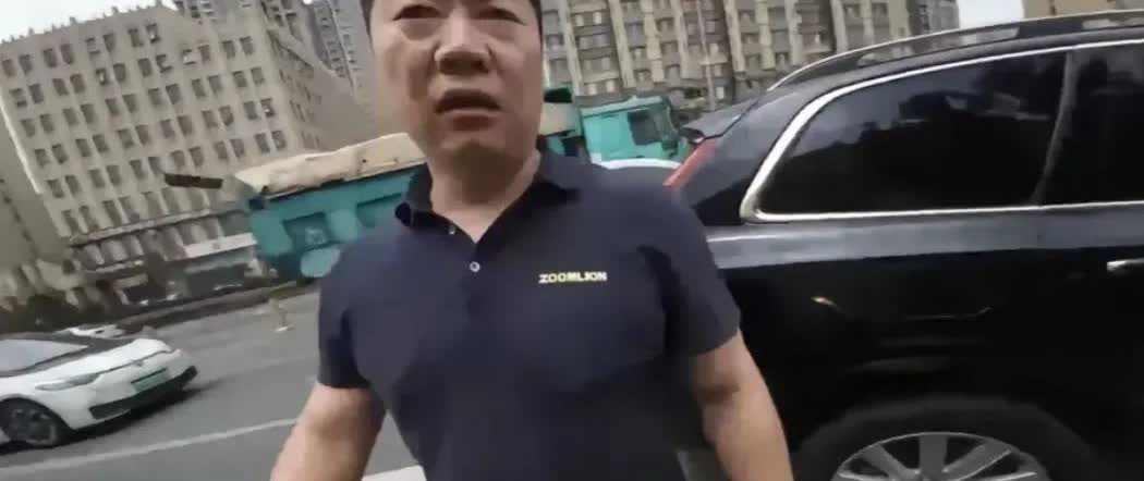 穿中联重科工装的嚣张男子后续来了！身份曝光大反转！最近，一则“身穿中联