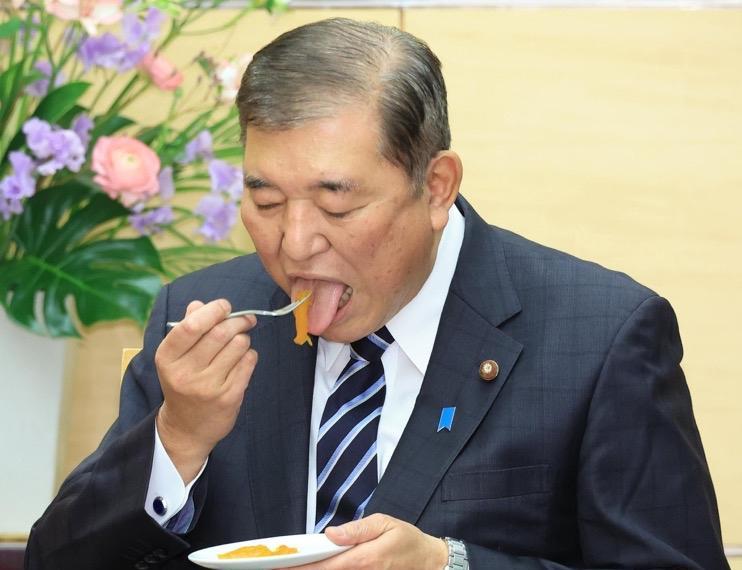 原来如此！原来你一直没学餐桌礼仪，是因为怕麻烦。日本首相石破茂吃得越多，他糟糕