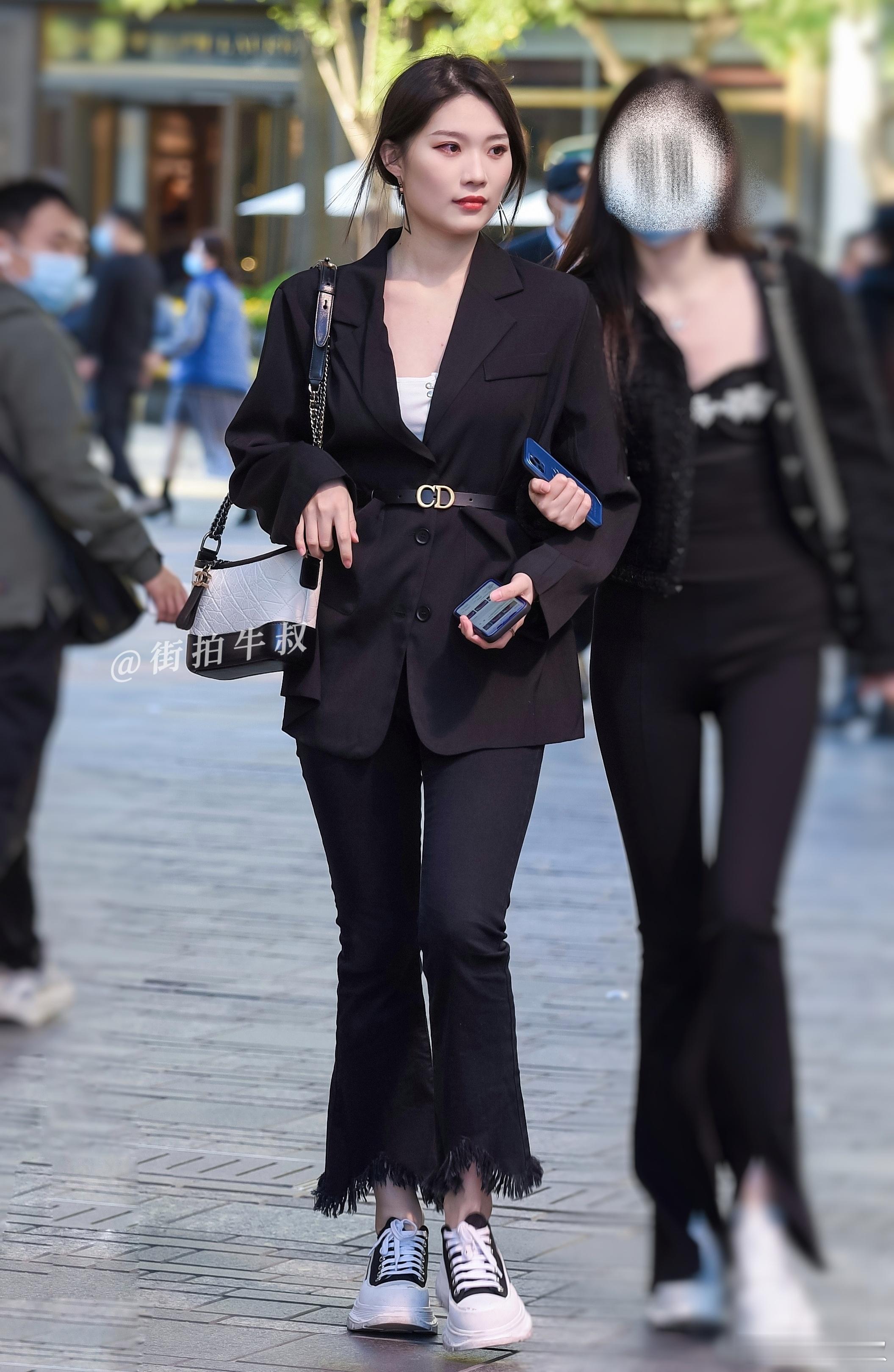 港风穿搭的黑色西装牛仔裤