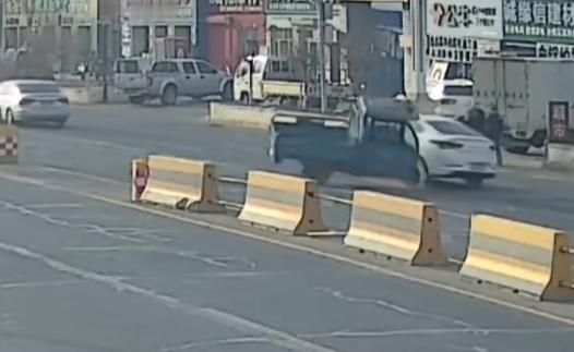 “冤不冤！”近日，黑龙江大庆，一轿车司机在路上正常行驶时，突然从左手边撞过来一