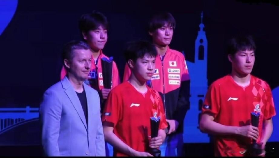 有网友说:温瑞博男双决赛和合影时全程黑脸，还和黄友政离得很远，他生气了吗？其