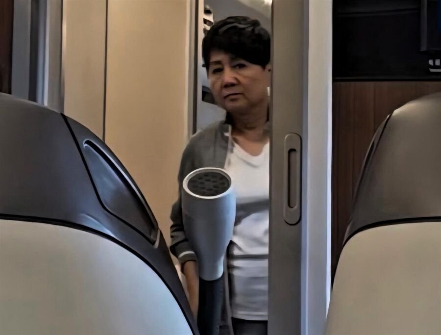 高铁上偶遇奚梦瑶婆婆赌王四太梁安琪本人个子不高黑黑瘦瘦不年轻