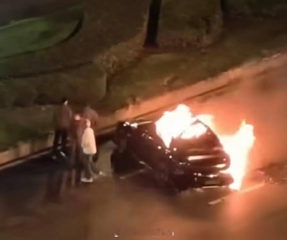 成都天府大道小米自燃…这个话题词真的有问题，又不是无缘无故自燃🔥速度都去到了1