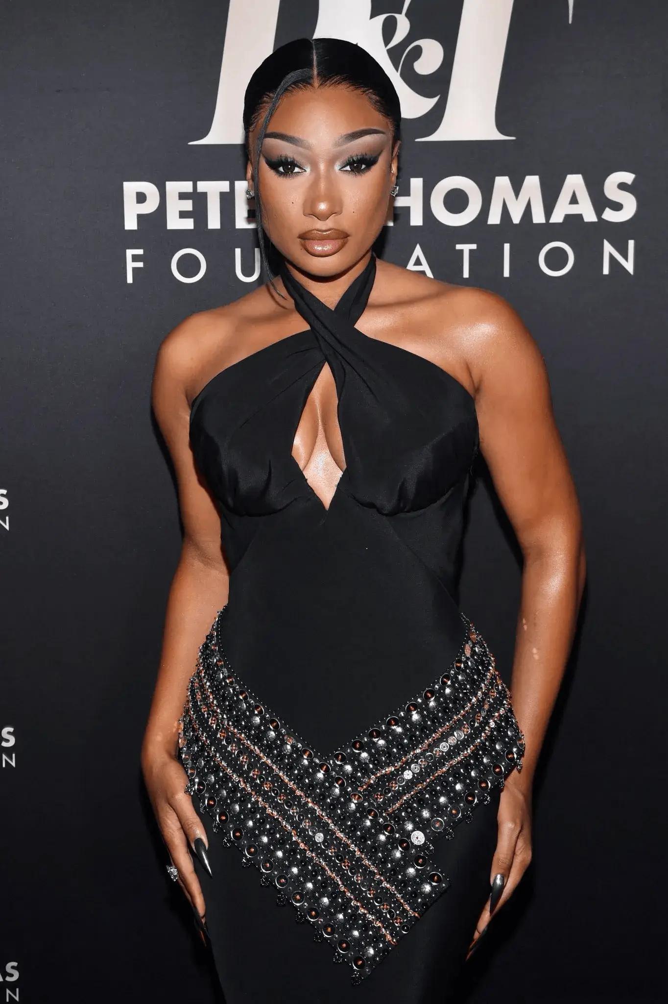 克莱-汤普森女友梅根IG公开炮轰克莱出轨、并宣布分手。雷霆3比0太阳nba季后赛