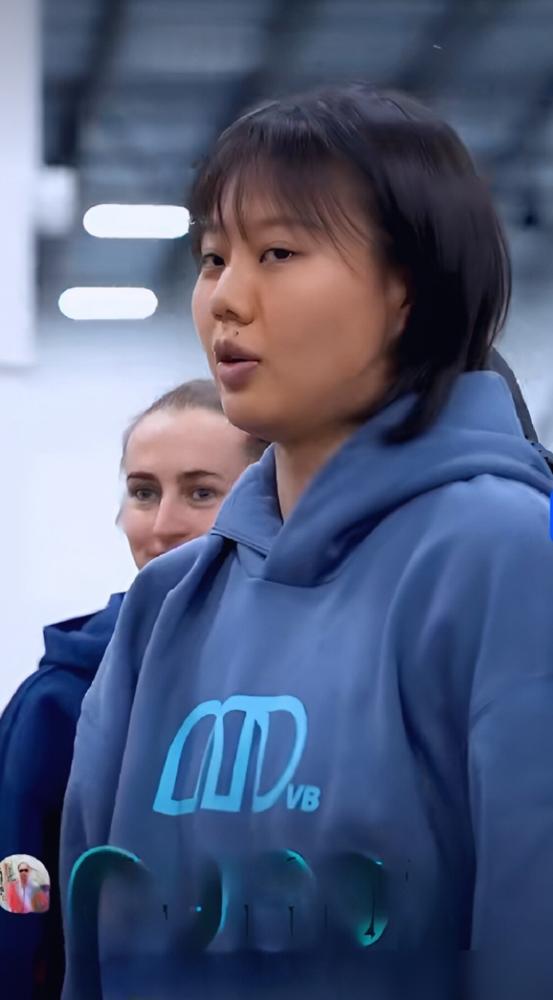 乍一看这张图，我还以为龚翔宇这是去哪个矮人国支教了。在国内国家队那是长人如林