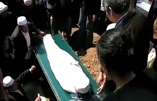 有外国穆斯林在国内去世，他们意图寻求就地土葬。依笔者看，此例万不可开。对国内穆斯
