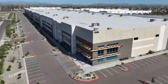 这操作太离谱！美国移民局（ICE）竟然计划在全国23个城镇，把现成仓库改成能塞8