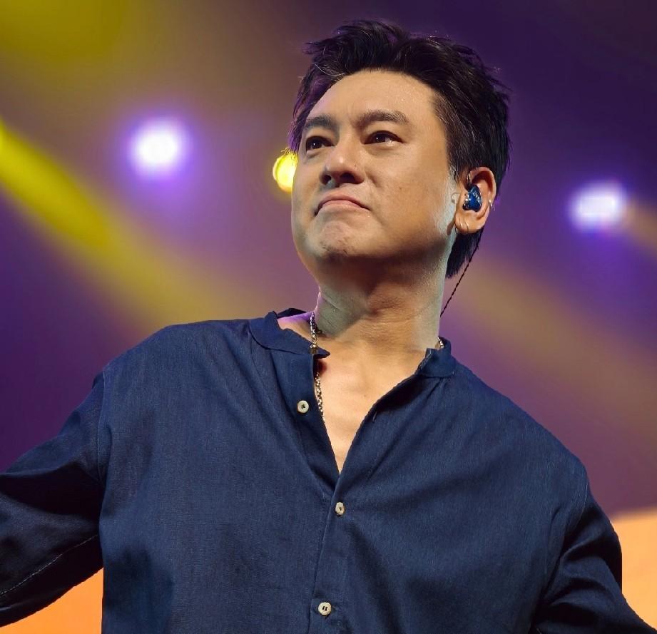 朱孝天总是针对阿信，原因有三：第一，在去年阿信的演唱会上，大家都是黑色服装，朱孝