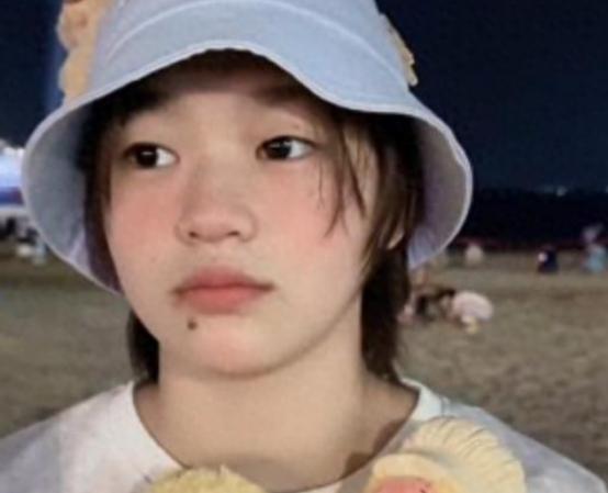 “钓鱼佬”全红婵又上线，湖边撑筏表情呆萌，网友担心她不会游泳 几个月前退赛
