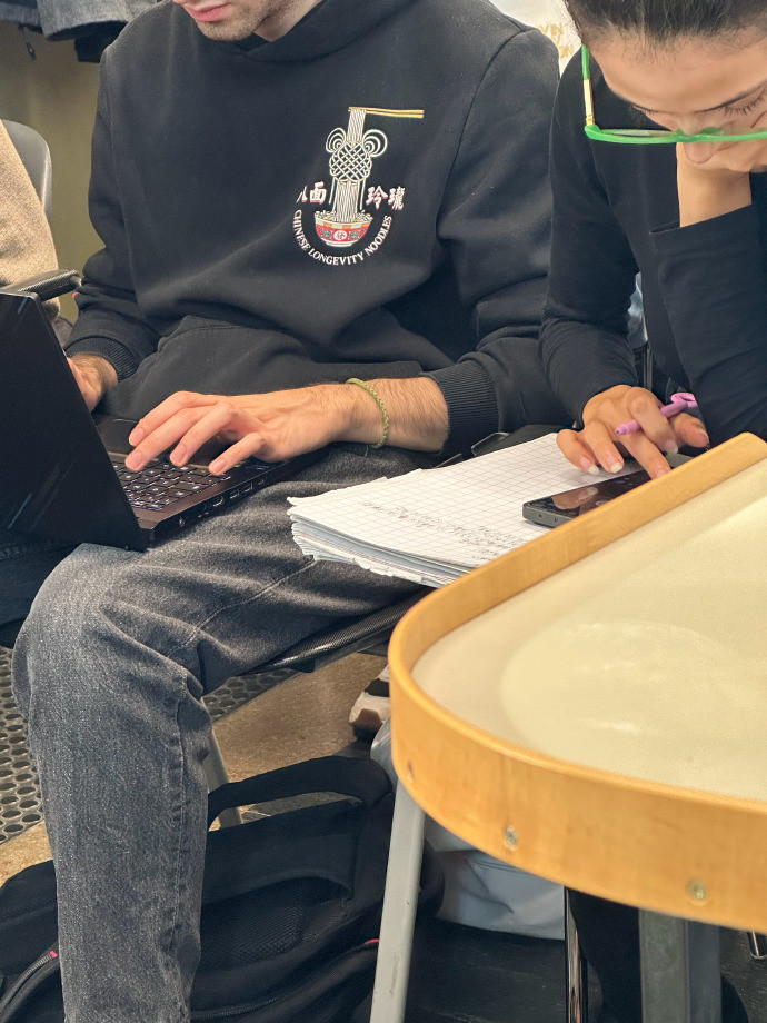 上课穿这样，老师分心怎么办？