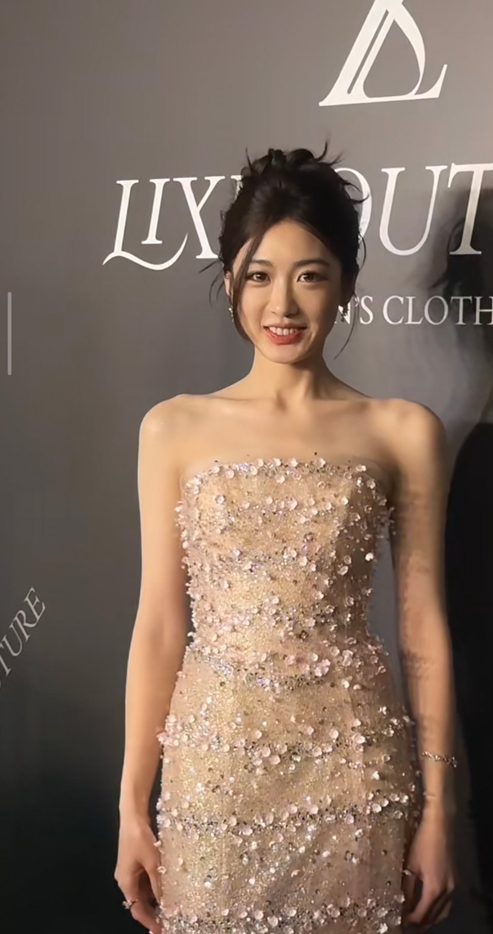 孙乐言戴燕妮同框秀场上海时装周孙乐言美得像芭比公主十一刷到宝了​​​