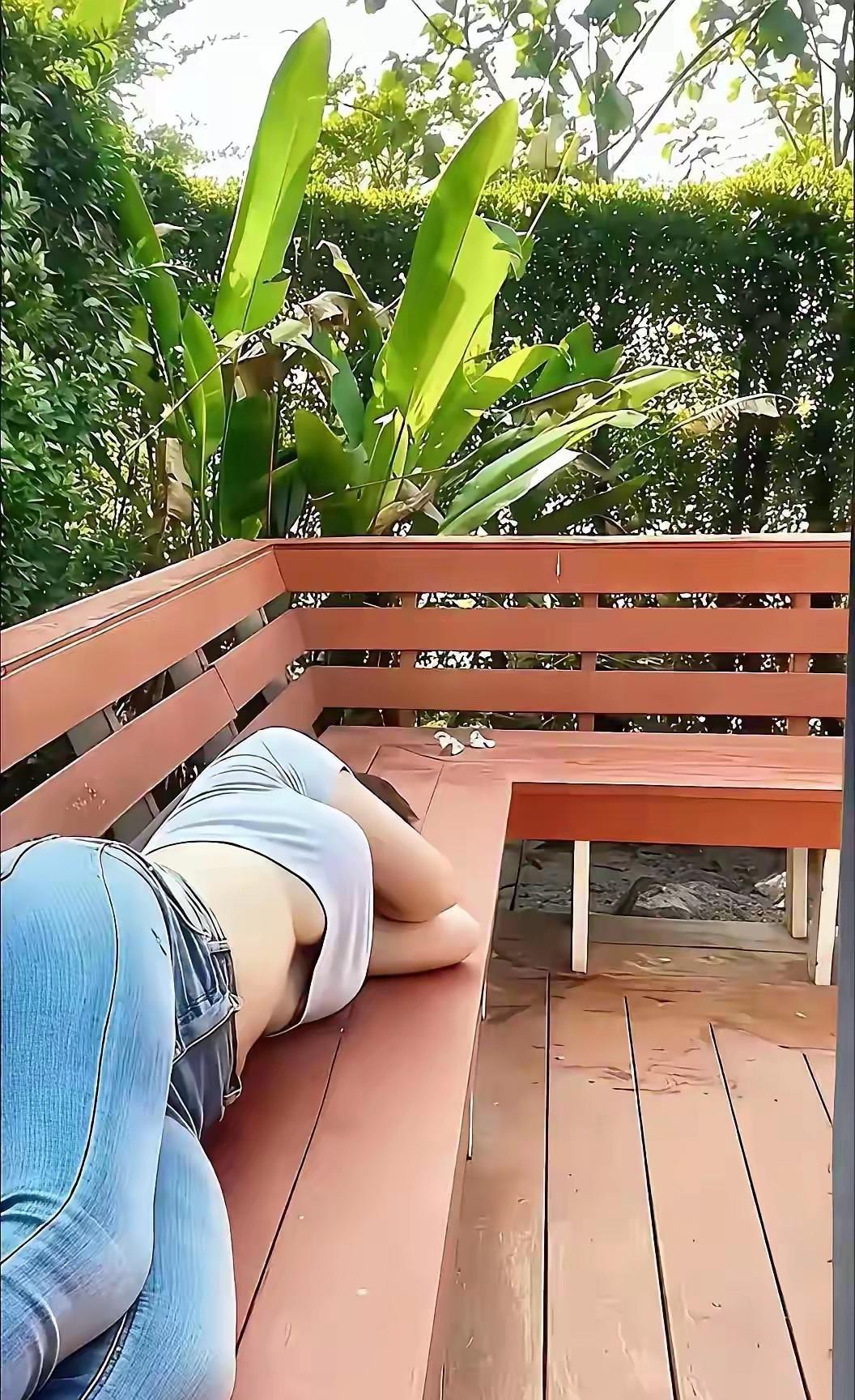 早上逛公园的时候看到的，这是昨天夜里喝醉了呢？还是和家里起了矛盾？又或者是跟男朋