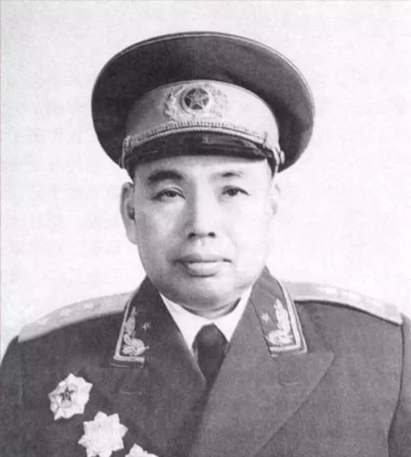 1955年，许世友得知自己授衔上将，开怀畅饮。酒酣时电话响起，大扫其兴，便不耐烦