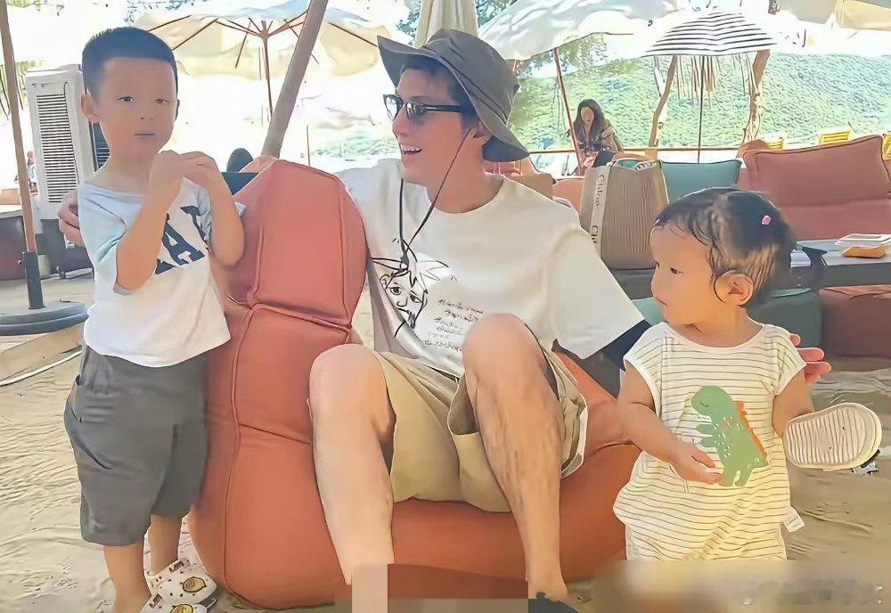 胡歌这次是真不装了。三亚后海，一家三口，全被拍了个正着。黄曦宁抱着7个月的小茉莉，胡歌就在旁边拎包、