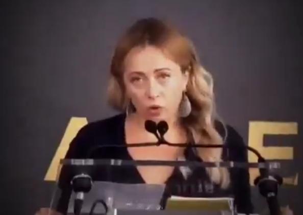 意大利总理梅洛尼，这一次真是把硬气刻在了骨子里！一句话直接撕碎了特朗普的傲慢，让