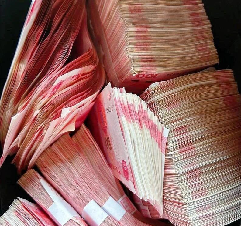 越有钱越偏爱现金消费，你多久没用过现金了如今人人习惯扫码付款，钱包早已闲置，很多