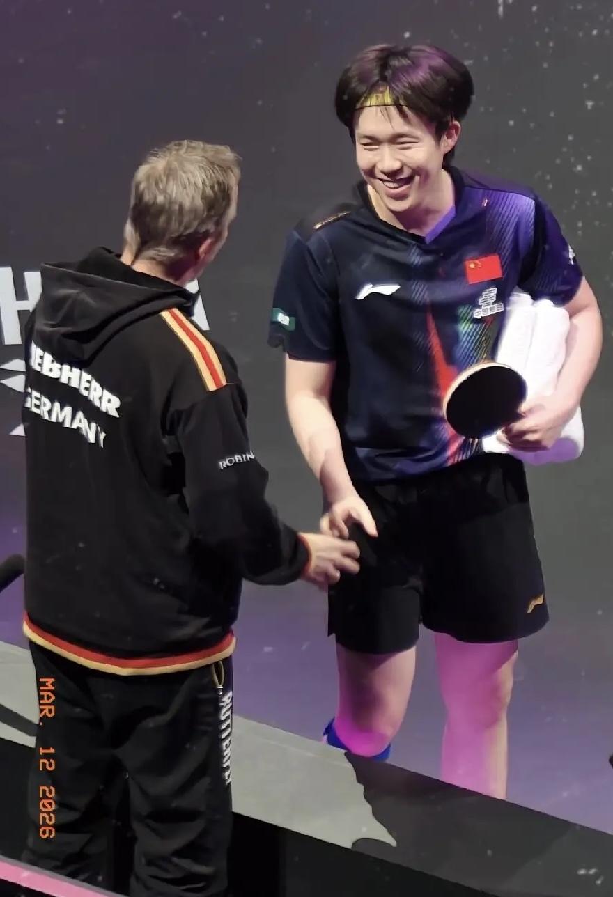 王楚钦赛后这个举动很暖心！王楚钦3-0赢了小弗！赛后他和德国主帅罗斯科夫