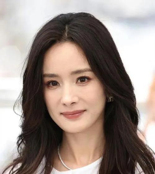 杨幂谈和刘德华挽手走红毯：激动得像追星小女孩在2025上海电影节上，杨幂与刘德