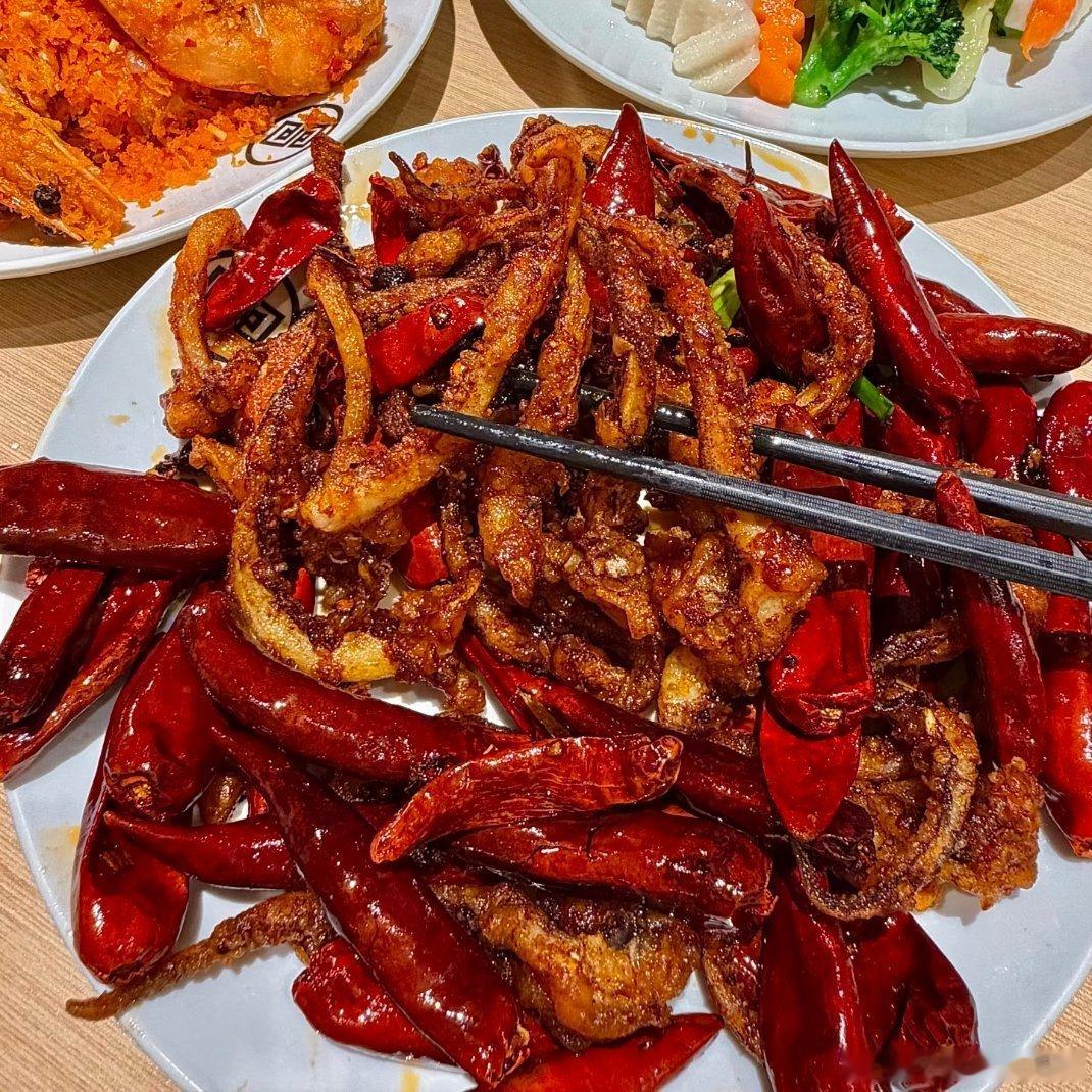 生活手记这桌硬菜直接香迷糊了！辣炒鱿鱼须裹满红油香到舔盘，避风塘虾酥到连壳都想