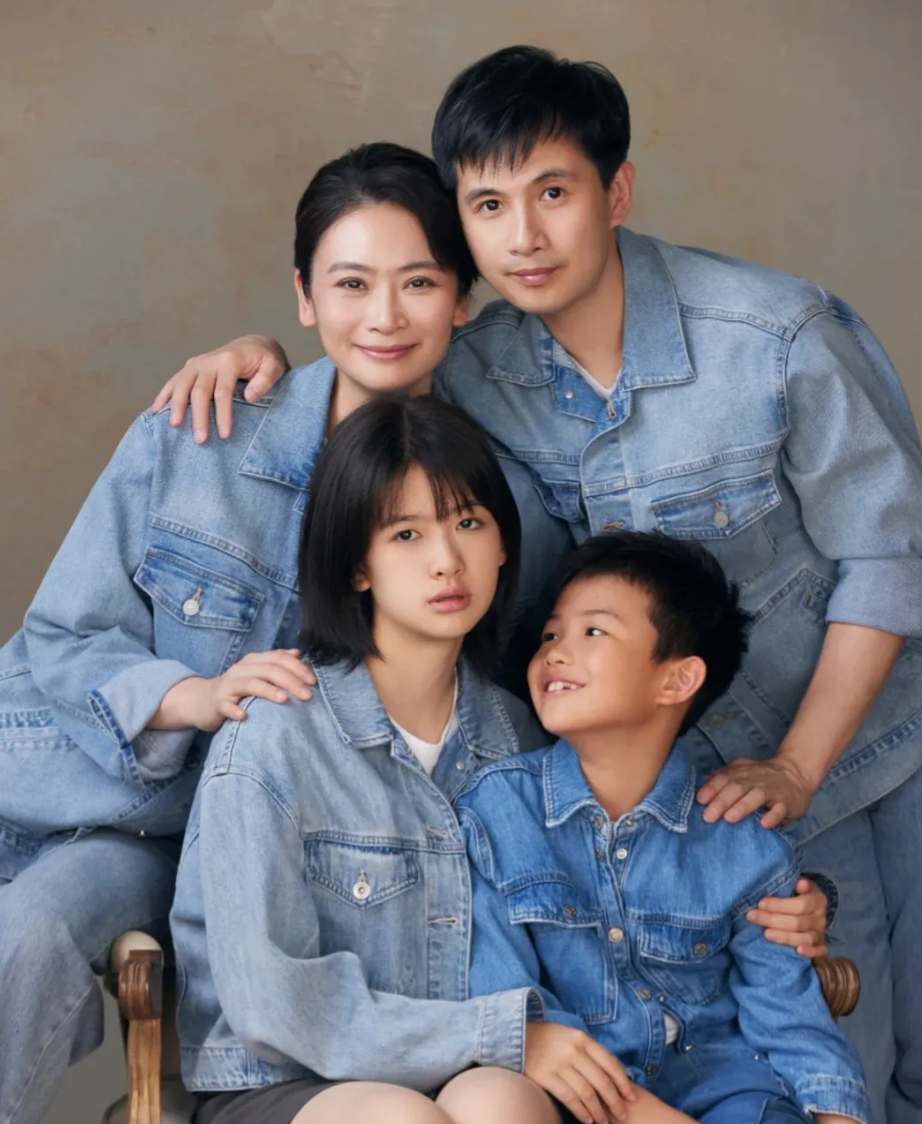 中国最著名的舞蹈家之一黄豆豆，一家四口的美图来了。妻子演员粟奕，一儿一女分别叫