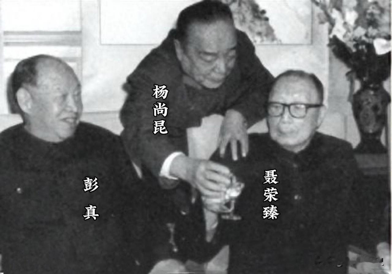 聂帅85岁生日，两位老战友前来祝寿1984年12月29日，聂帅迎来了85岁生