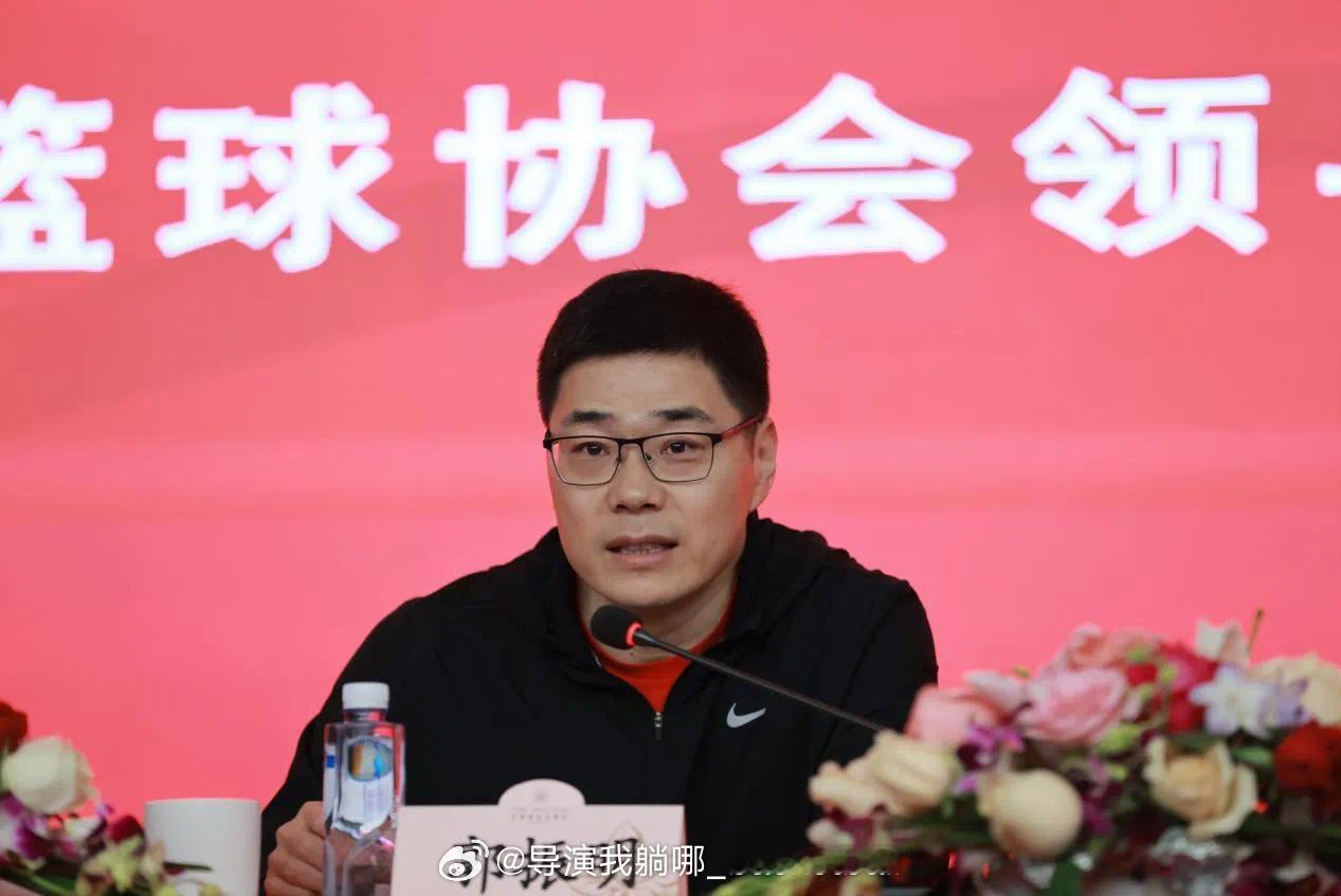 第十届中国篮球协会裁判员委员会换届工作会议在深圳隆重举行，中国篮协主席郭振明对新