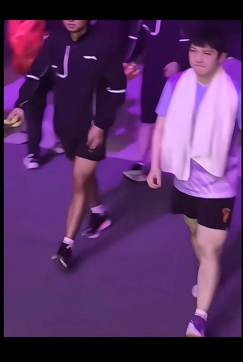 上次挥手说再见，这次王者归来满血复活了[赞]小胖满满的自信感，首先小胖的自信来