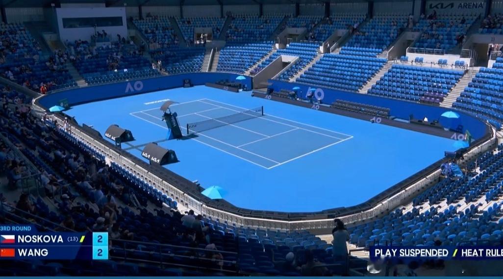 澳网因高温暂停🇨🇳王欣瑜2-2🇨🇿诺斯科娃比赛刚开始就暂停了🇨🇳林