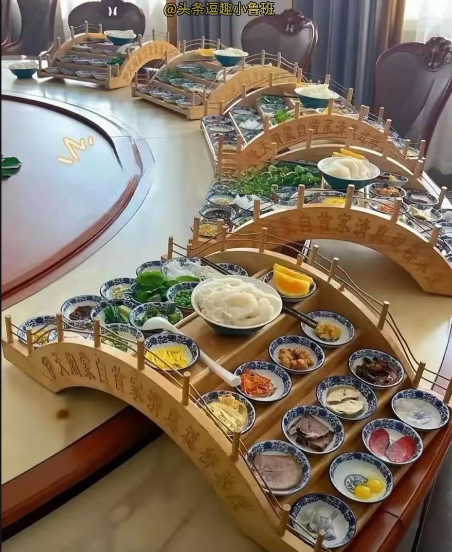 真的被惊艳到了，原来正宗的过桥米线居然是这样的。