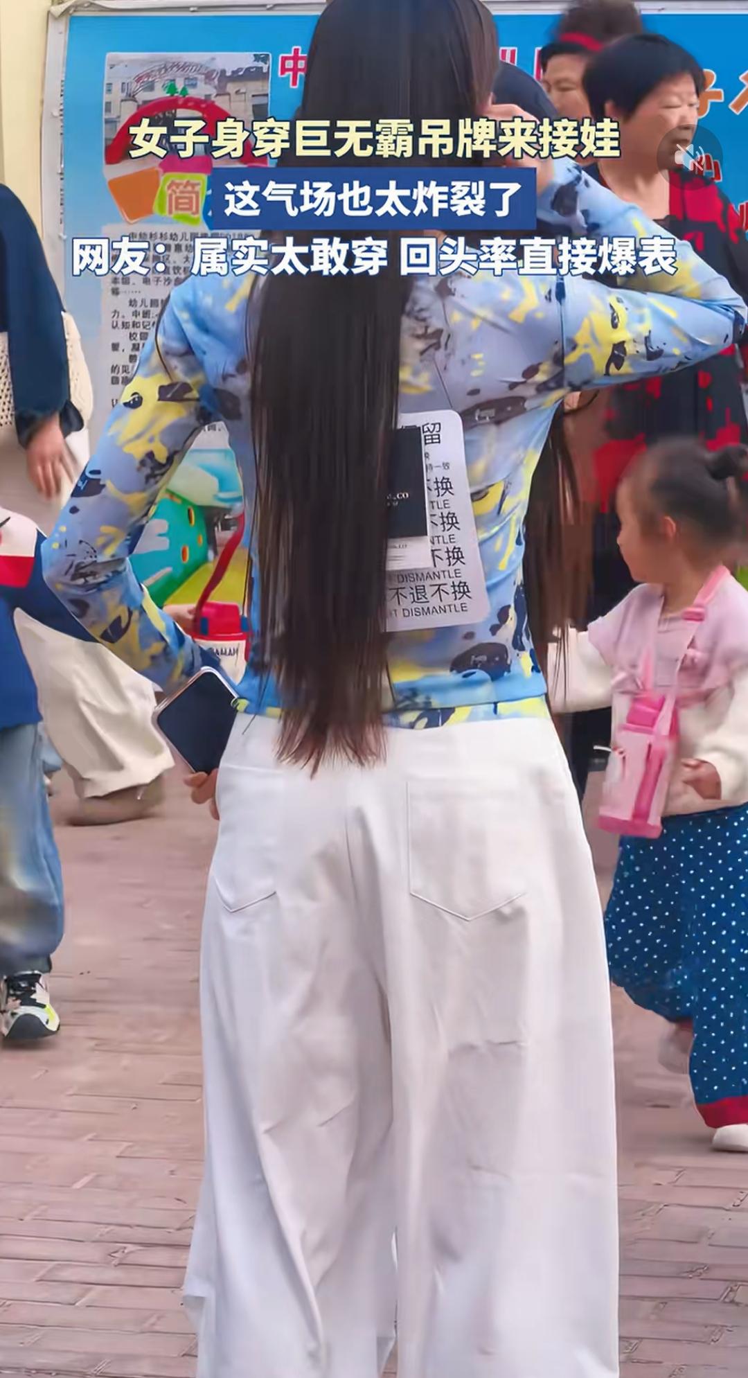 幼儿园门口，放学的时间到了，不少家长都来接娃。校门口的家长越来越多，就在这时，精