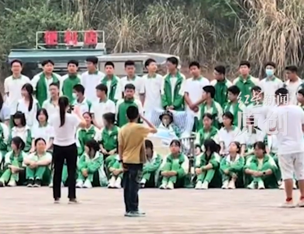 痛心! 初三病重男孩与全班拍毕业照, 次日不幸离世