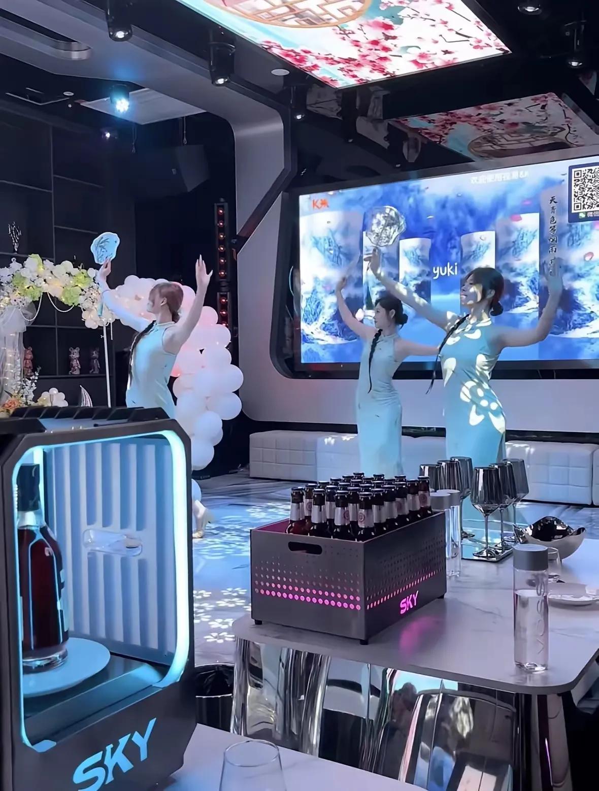 今年干KTV的是真难，我朋友当经理，愁得天天掉头发。生意淡得不行，老员工还