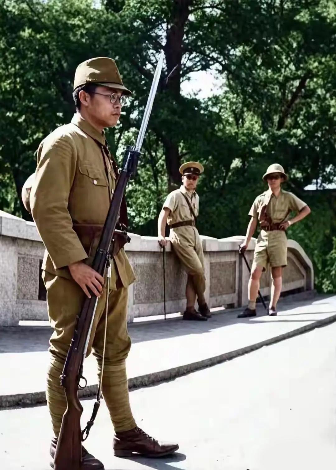 1939年，天津日英租界边界，日本士兵与英国士兵正在站岗，双方都对彼此不屑一顾。