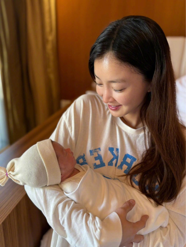 11月19日，离婚后生下与前夫的第二个孩子的韩国女演员李诗英，在产后15天在社交