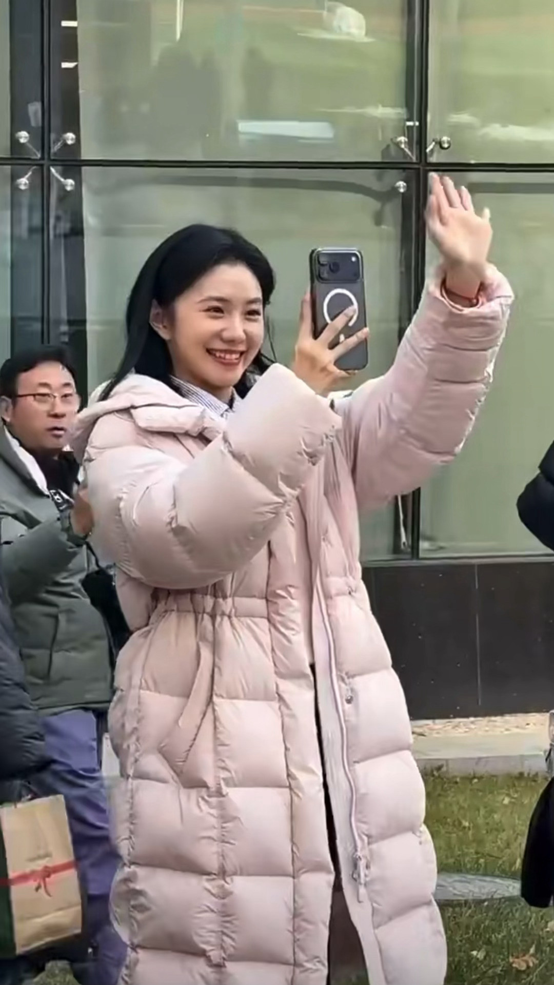 帮母校同学拍照的浩存宝宝刘浩存帮母校同学拍照黄轩刘浩存一起回母校