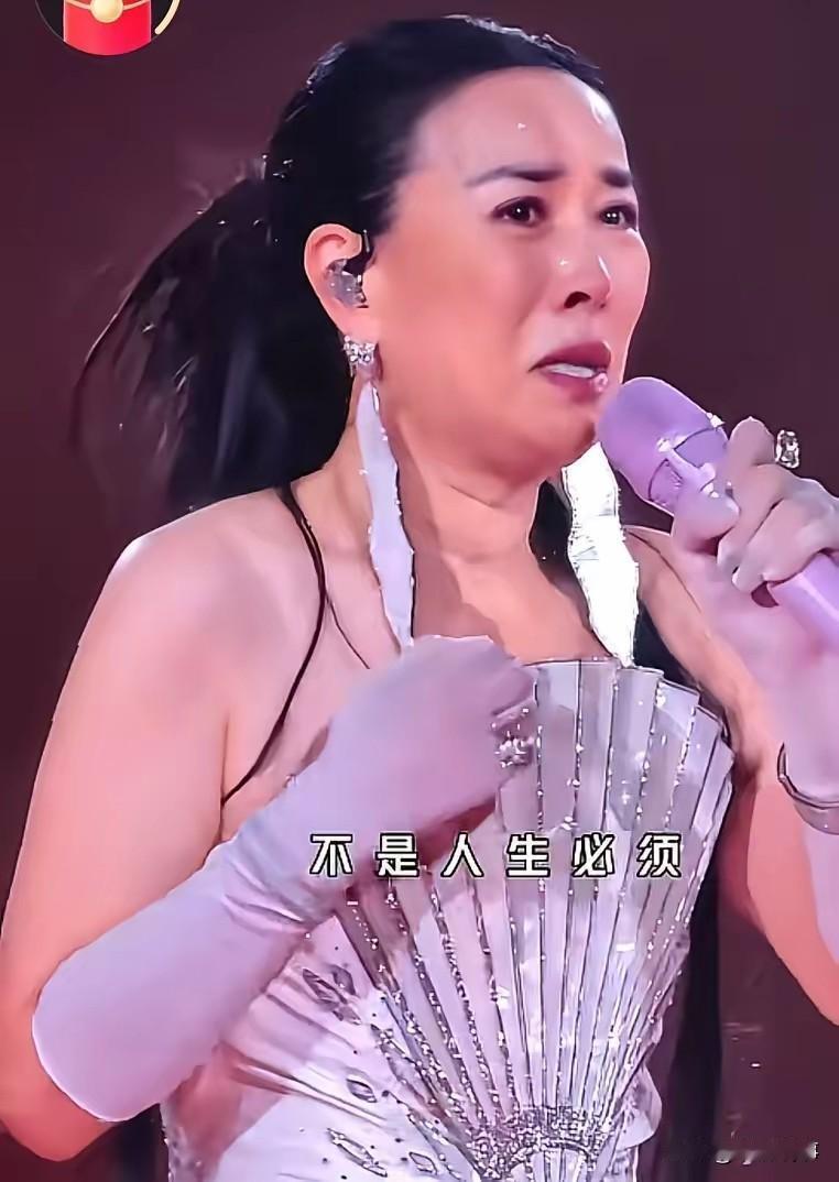 那英北京演唱会排面真够大的。不是因为肖战来合唱。也不是因为包厢坐了半个娱