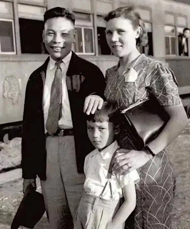 1939年，蒋经国的妻子蒋方良正在屋内行走。突然，她脱光了自己的衣服，从楼上跑到