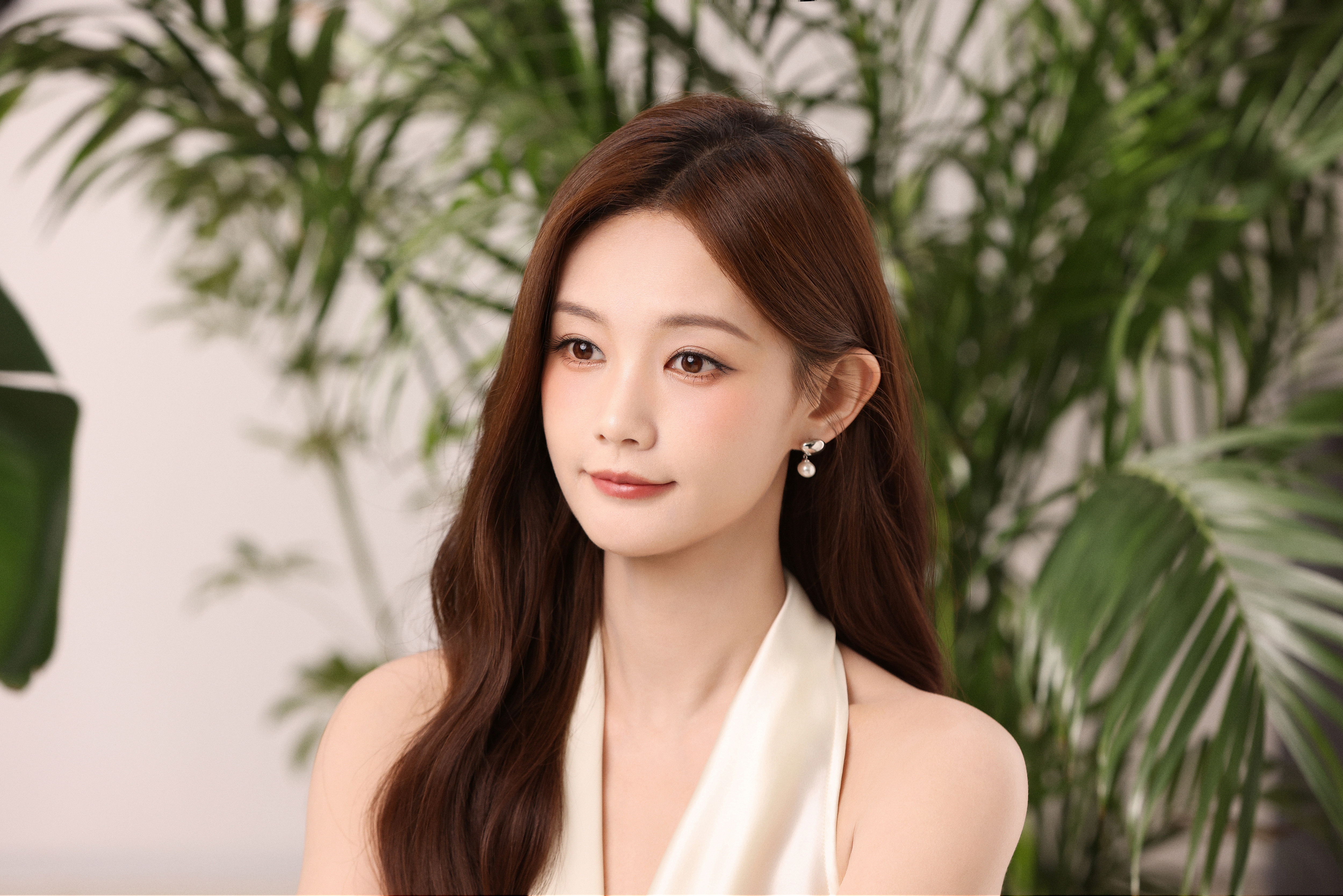 李一桐气质如兰，优雅从容，时刻散发着独特的高级感。李一桐掉牙照被做成白云表情