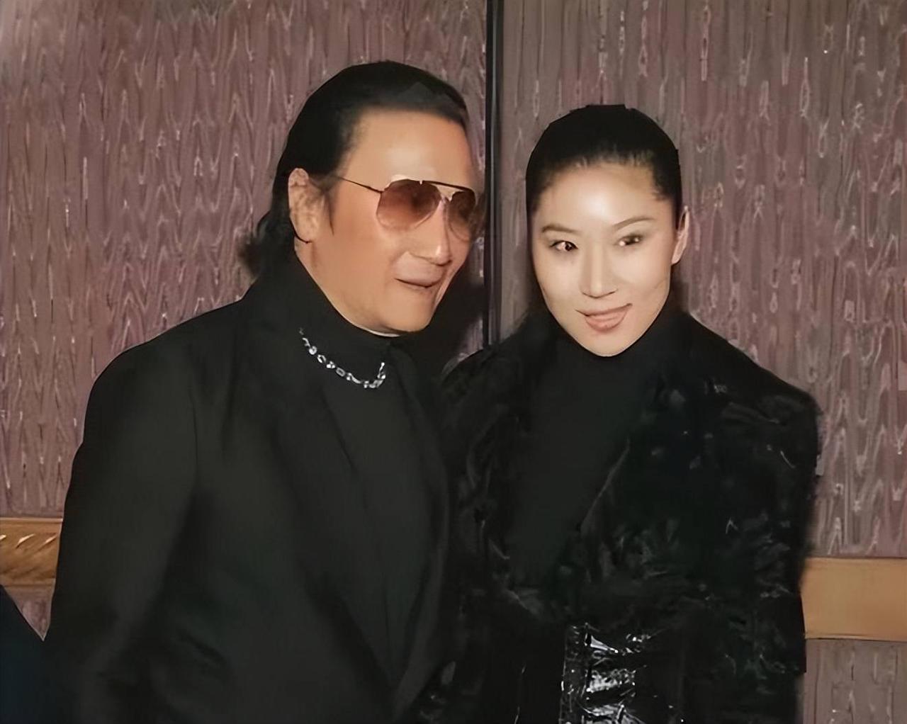 89岁谢贤去世，前妻狄波拉携女儿现身首度回应前夫噩耗，一身白衣，细节真的太让人