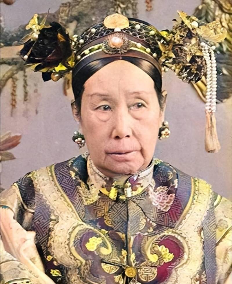 凌晨3点起床化妆,脸上糊的是鸽子屎和老鹰屎;一顿饭108道菜,花掉普通人100年