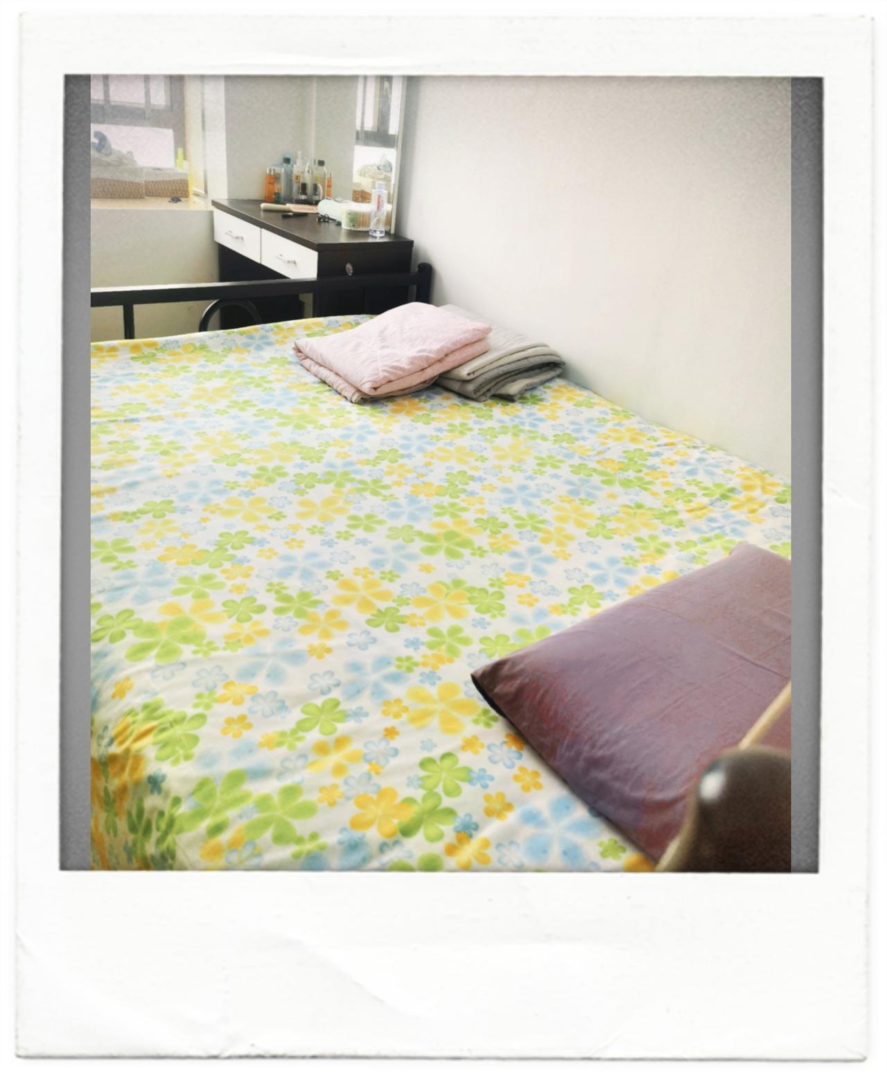 我们过着简朴的生活。但是心里踏实。为了工作方便，我在工厂附近租了一套房子。