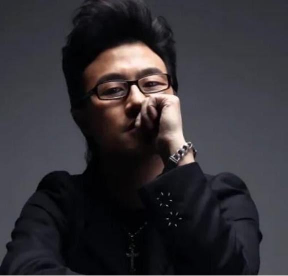 1998年，汪峰走投无路，就给黄绮珊打电话：黄妈，我这有一首歌适合你，标价600