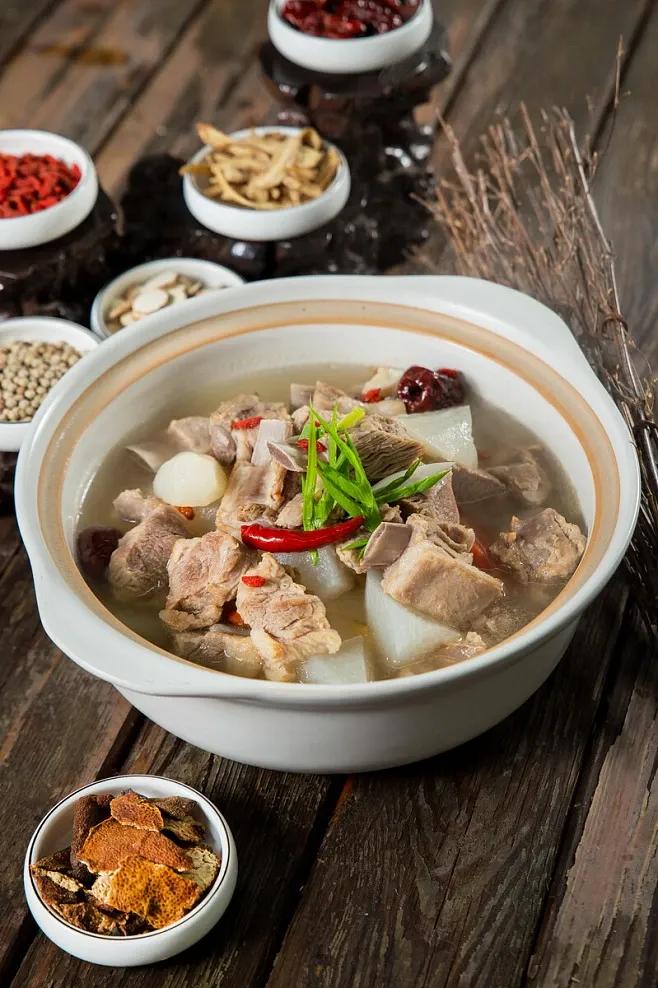 三九天是一年里最冷的时候，老辈人养生讲究驱寒暖身、滋阴补肾，这会儿吃的东西得选温