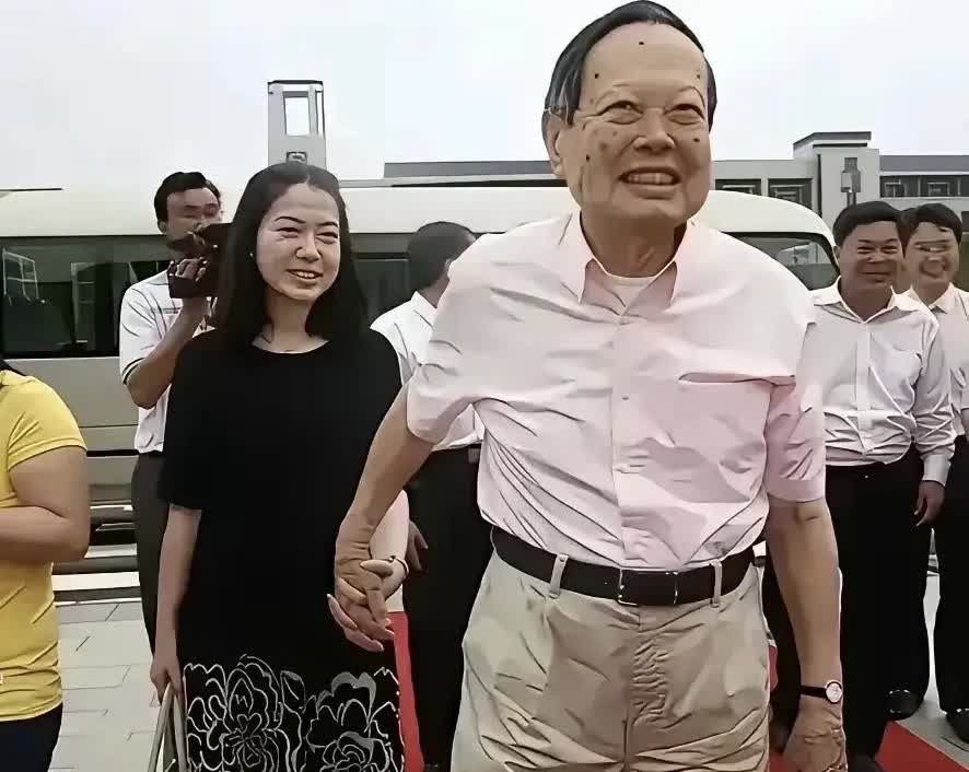 翁帆真的好憔悴照片中，翁帆的皱纹真的多了好多，而且整个人肉眼可见的疲惫，眼里