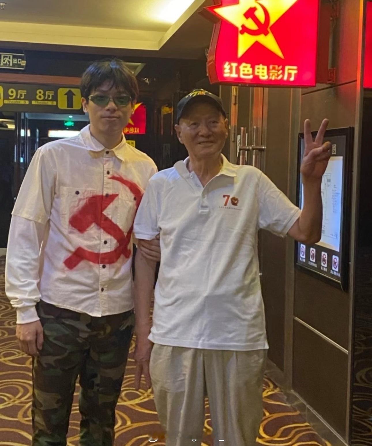 正能量！法老陪志愿军老战士杨爷爷一起看抗战电影《志愿军浴血和平》！法老​​​