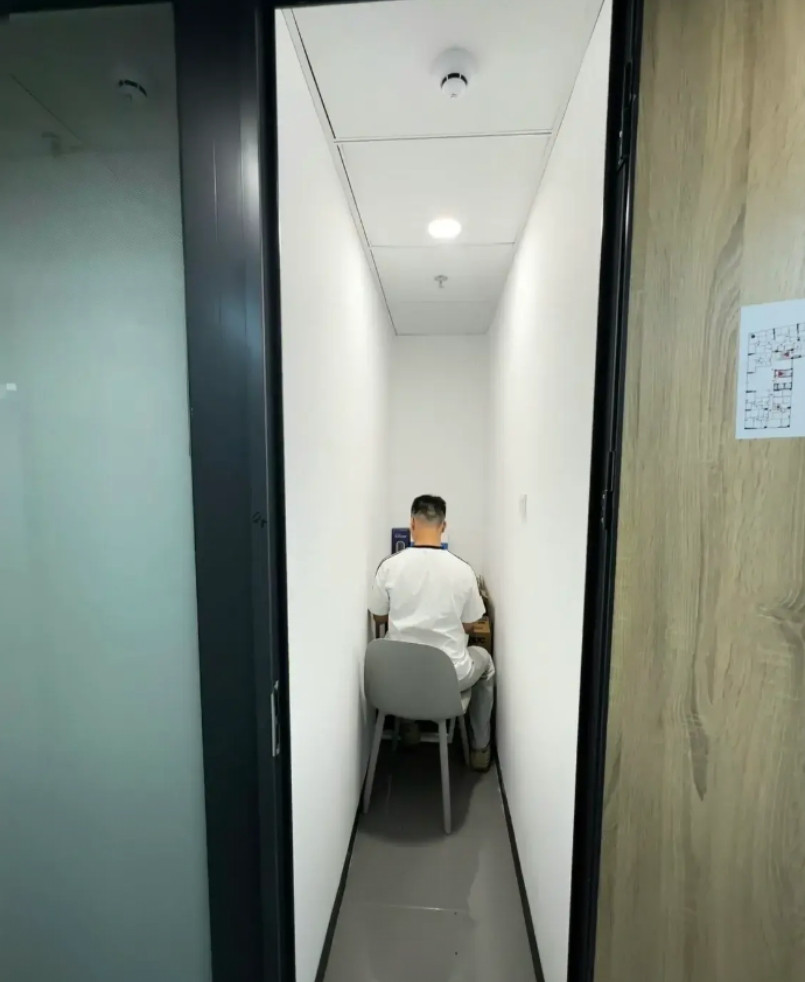 刚去的新公司，老板还给我配个单间，人怪好的
