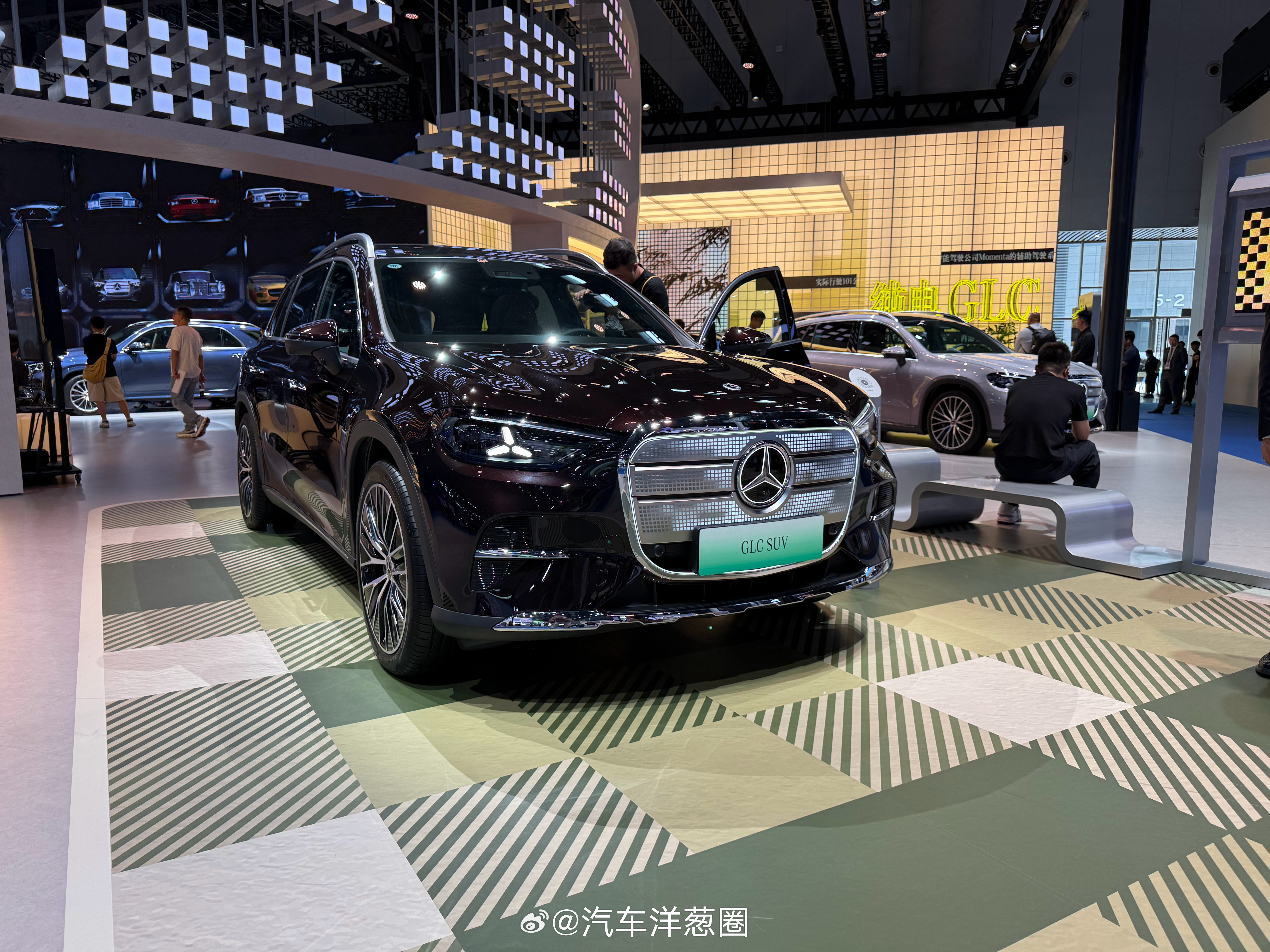 2026成都车展奔驰展台最火的车型之一纯电的奔驰GLCSUV细细看了一下这台车真的全方位都挑不出毛病