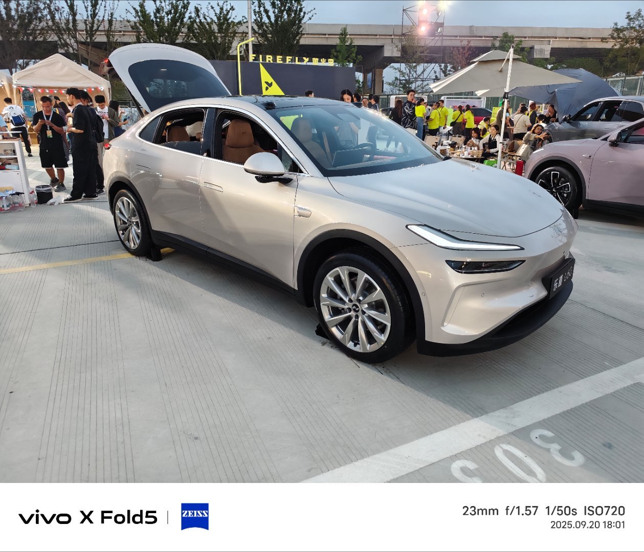 2025款乐道L60新增香槟金配色、前唇多了一些纹路、新增轮毂样式、中空台可选大